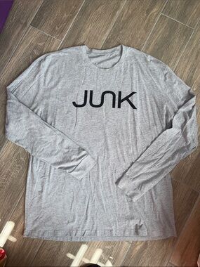 JUNK Men's Long-Sleeve Logo Tee in Light Gray